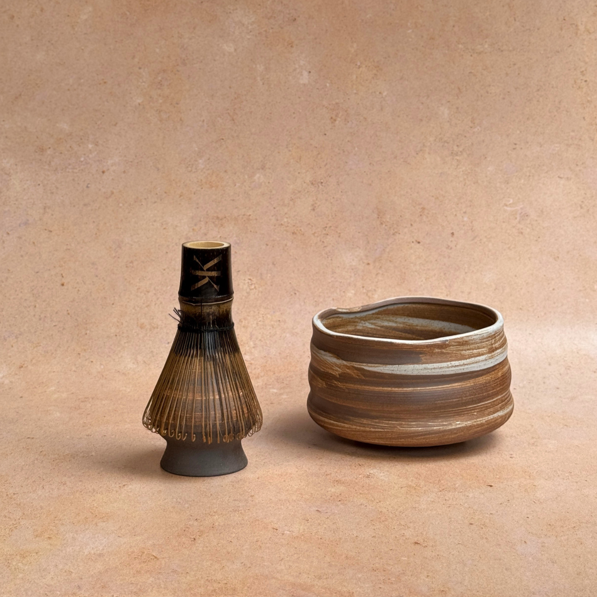 Bowl & whisk holder - Brown