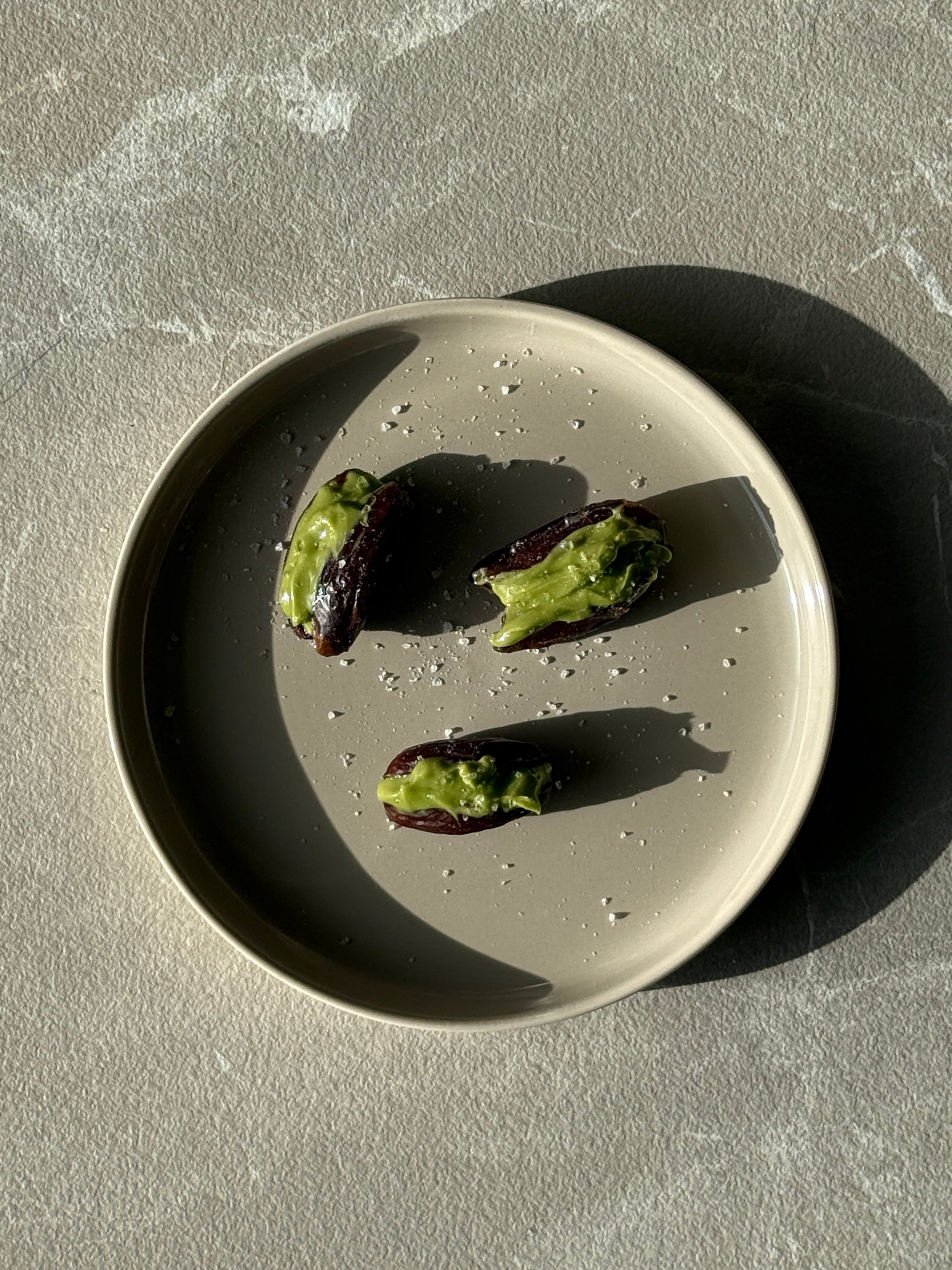 Dadels met matcha boter en zeezout